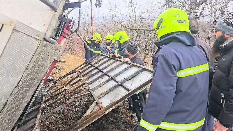 Fire Engine Turns Upside Down On Way To Put Out Fire in Baramulla Village; 4 Firefighters Among 5 Suffer Injuries