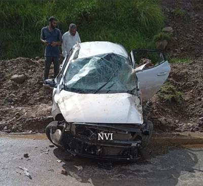 1 killed  4 others injured after vehicle carrying students meets accident in j k s rajouri