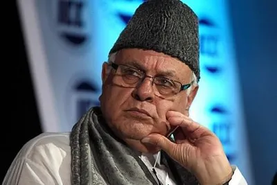 farooq abdullah hoists tricolour at his residence