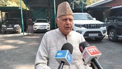 farooq abdullah visits mirwaiz umar s  residence  offers condolences