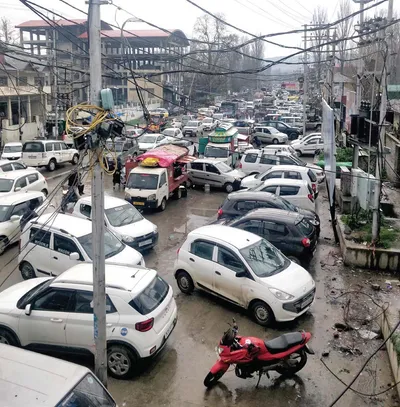 commuters face hard time due to traffic chaos on srinagar baramulla highway