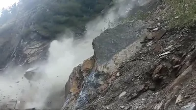 rain  mudslides  shooting stones disrupt traffic on srinagar jammu nh