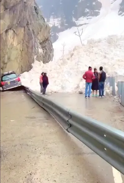 2 tourist vehicles come under avalanche on srinagar leh nh