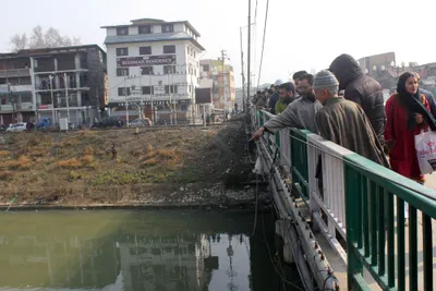 srinagar admin orders fencing of bridges to prevent suicide attempts