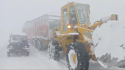 20 vehicles  many commuters rescued after being stuck in snow along bandipora gurez road