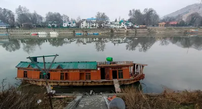 houseboat sinks in jhelum at rajbagh