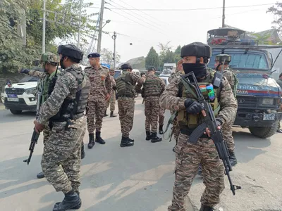 heavy exchange of gunfire between militants  security forces in khanyar srinagar