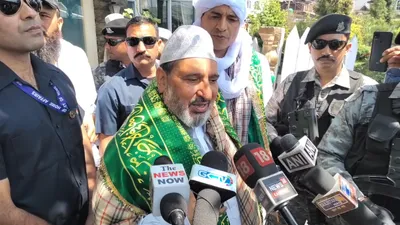 altaf bukhari visits jamia masjid srinagar  says mirwaiz never believed in violence