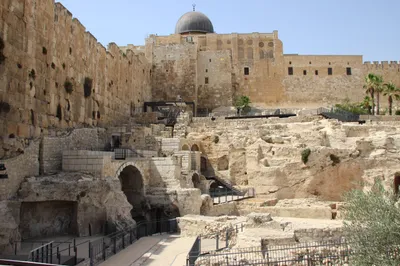 archaeologists discover 2 300 year old gold ring in jerusalem