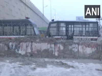 amid massive security build up  thousands of farmers head to delhi