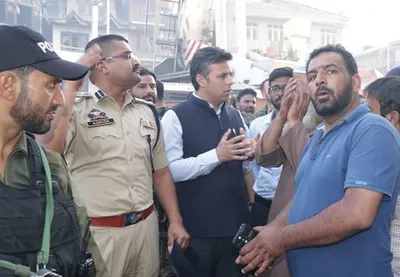 district administration srinagar reaches out to fire victims