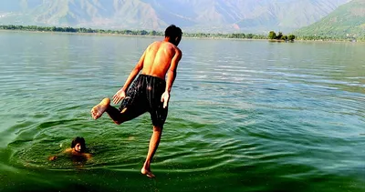 srinagar residents throng water bodies to beat scorching heat