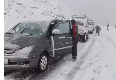 traffic halted on mughal road after fresh snowfall