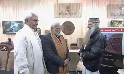 pm modi meets local entrepreneurs  craftsmen in srinagar