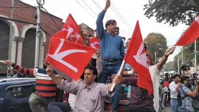 nc  congress workers gather outside farooq abdullah’s residence  chant ‘zyuon ho zyuon ho’