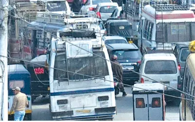 traffic jams pester commuters in srinagar