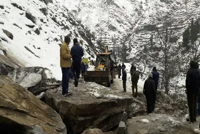 landslides disrupt traffic on srinagar jammu national highway