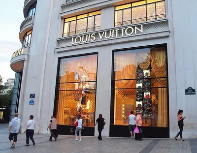  most satisfying revenge of year   woman makes louis vuitton staff count rs 71 lakh cash  then leaves without purchasing