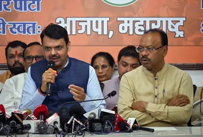 maharashtra deputy cm fadnavis offers to resign