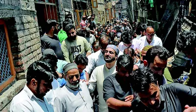 mirwaiz visits bohri kadal fire victims