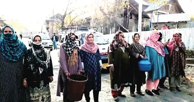 protesters block karihama kupwara road  seek restoration of water supply