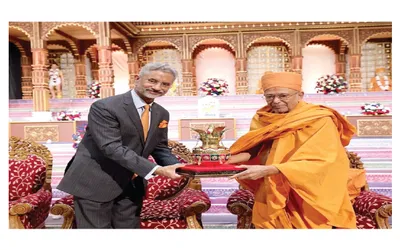 jaishankar visits baps temple  interacts with indian community in uk