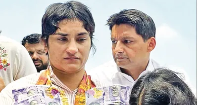 vinesh phogat receives emotional homecoming after paris olympics heartbreak