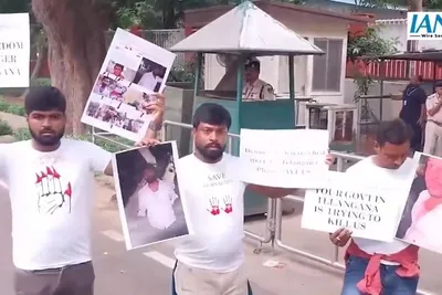 protest outside rahul’s residence over attack on journalists in telangana