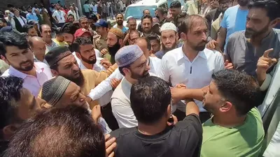 mirwaiz visits bohri kadal fire victims  hails efforts of admin  police