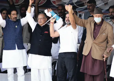 hand in hand with rahul  farooq abdullah says forged alliance of unity to fight ‘divisive forces’