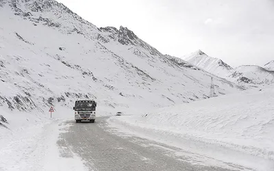 snowfall likely to disrupt traffic on zojila pass
