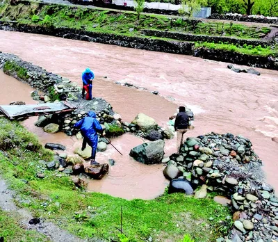 sonamarg accident   day 2  rescue operation resumes to trace missing persons