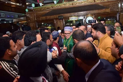 cm omar abdullah pays obeisance at chrar i sharief shrine