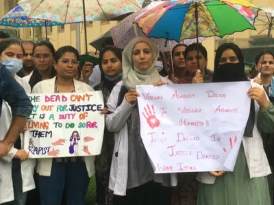 gmc srinagar doctors  students protest in solidarity with the slain kolkata doctor