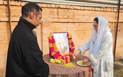 dr darakhshan andrabi pays tributes to vajpayee