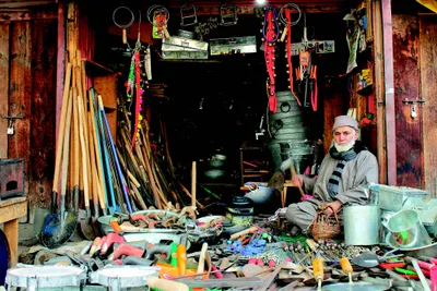 despite modernity  hazratbal market maintains traditional outlook