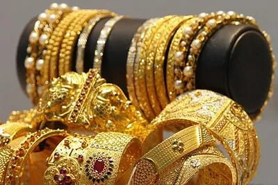 gold retreats from record level  silver plunges  rs 1 000