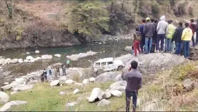 video   7  baratis  injured as vehicle plunges into river in mandi poonch