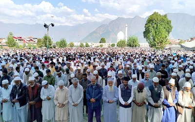 thousands throng hazratbal shrine to have glimpse of holy relic