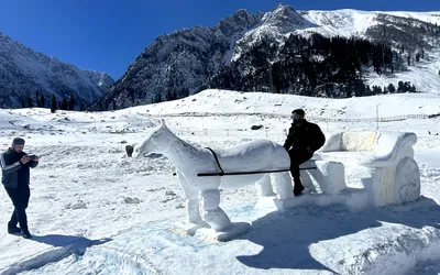 horse cart snow sculpture becomes new tourist attraction for visitors in sonamarg