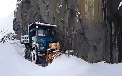 zojila pass  sonamarg receive heavy snowfall