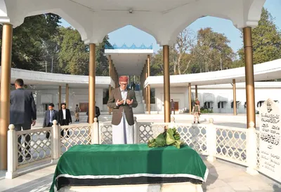 omar abdullah offers ‘fatiha’ at grandparents’ graves