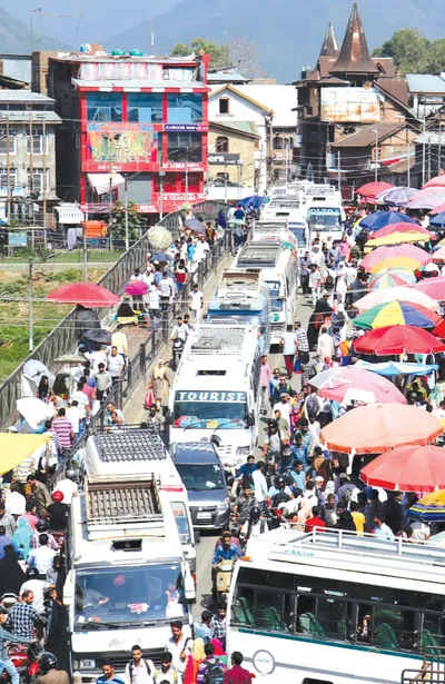 amid hustle and bustle  poor vendors earn livelihood on historic amira kadal