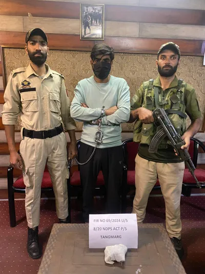 drug peddler with contraband held in baramulla  police