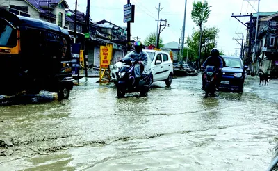 incessant rain hits normal life in srinagar