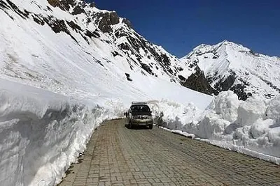 efforts on to restore traffic movement on srinagar leh nh  cec kargil