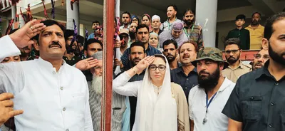 dr darakhshan andrabi unfurls national flag at anantnag