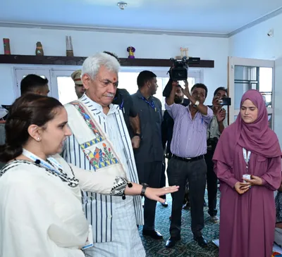 lieutenant governor visits chotay taray foundation centre in srinagar