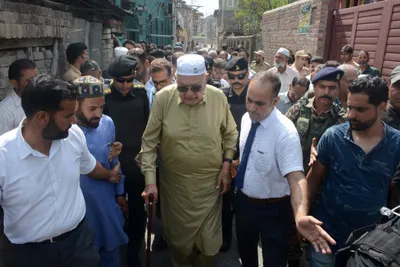 dr farooq visits eidgah  offers support to fire victims