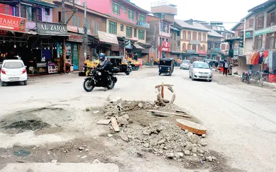 authorities sit on repairs of dilapidated roads in srinagar